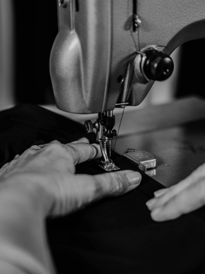 Artesano de moanui cosiendo tela suiza satín